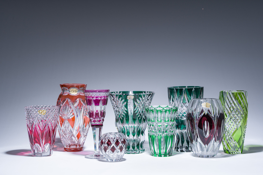 Een gevarieerde en interessante collectie deels gekleurd gelaagd kristal, voornamelijk Val Saint Lambert, 20ste eeuw