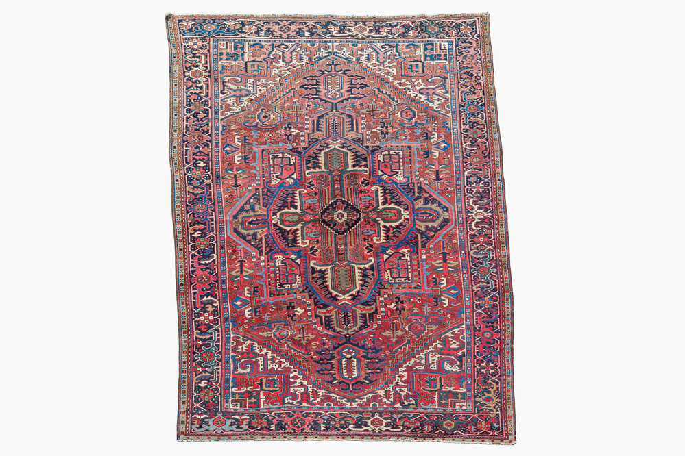 A Persian Heriz rug with floral design, wool on cotton, 20th C.