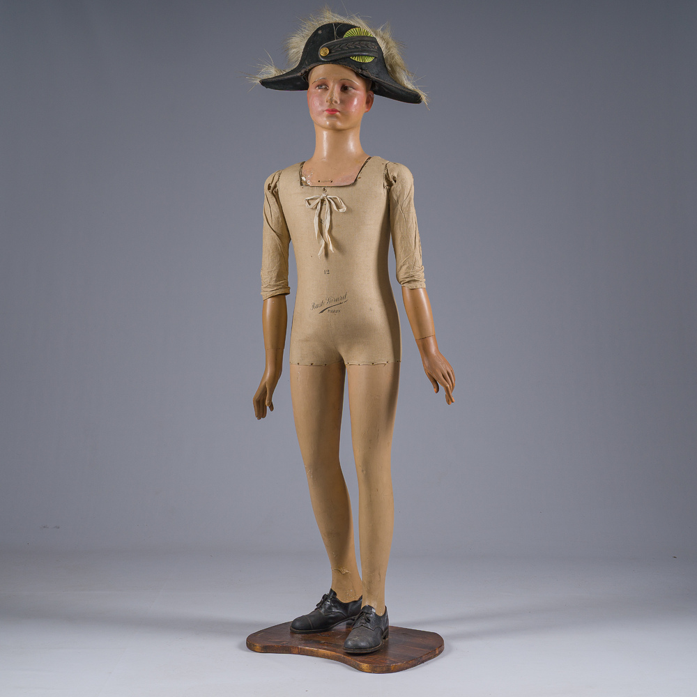 A French 'Buste Girard Paris' mannequin with a bicorne, mixed media (wood, fabric, papier-m&acirc;ch&eacute;, etc.), first half 20th C.