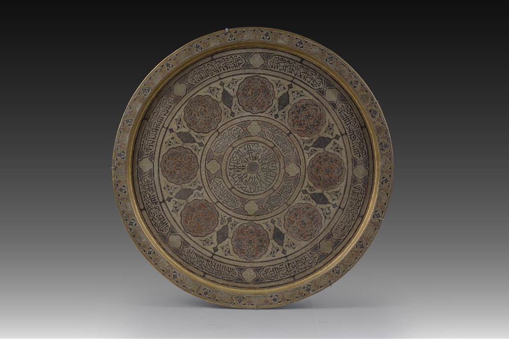 A large Islamic 'Mamluk revival' inlaid brass tray, Egypt or Syria, 19th/20th C.