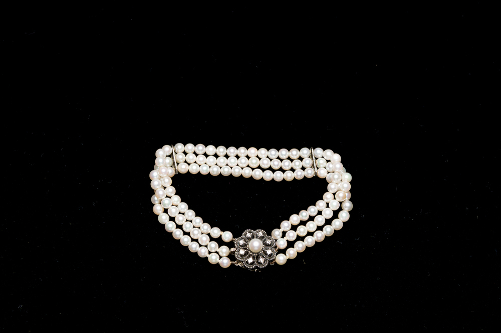 A children's bracelet in 14 carat gold finished with pearls and diamonds, marked LvM, 20th C.