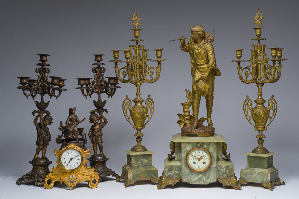 Deux garnitures de chemin&eacute;e en trois pi&egrave;ces en zamak dor&eacute; et patin&eacute; et marbre onyx surmont&eacute;es de figures, France, 19&egrave;me/20&egrave;me si&egrave;cle