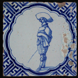 Lot de 15 carreaux en fa&iuml;ence de Delft, bleu et blanc, diff&eacute;rentes sc&egrave;nes de personnes, angles de type Wan-Li, 17e