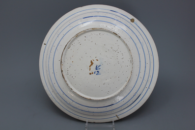 Twee grote polychrome Delftse borden, met vogels en bloemen, 17e eeuw