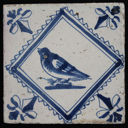 Lot de 14 carreaux concordantes en fa&iuml;ence de Delft, bleu et blanc, repr&eacute;sentant oiseaux dans un cadre lozange, 18e