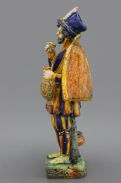 Uitzonderlijke figuur van een staande man, majolica uit Urbino, ca. 1570