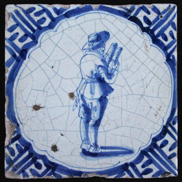 Lot de 15 carreaux en fa&iuml;ence de Delft, bleu et blanc, diff&eacute;rentes sc&egrave;nes de personnes, angles de type Wan-Li, 17e