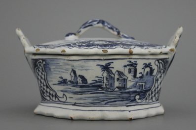 Beurrier en fa&iuml;ence de Delft, bleu et blanc, d&eacute;cor&eacute; de paysages, 18e