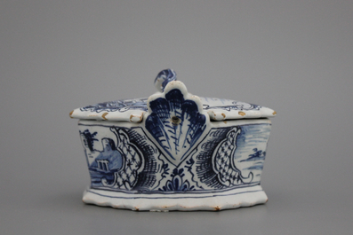 Beurrier en fa&iuml;ence de Delft, bleu et blanc, d&eacute;cor&eacute; de paysages, 18e