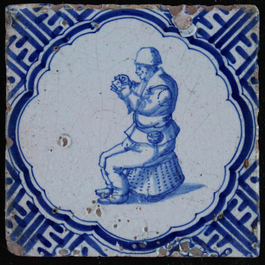 Lot de 15 carreaux en fa&iuml;ence de Delft, bleu et blanc, diff&eacute;rentes sc&egrave;nes de personnes, angles de type Wan-Li, 17e