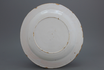 Plat rond en fa&iuml;ence de Delft, monochrome blanc, fin 17e
