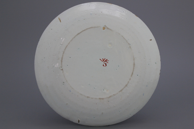 Plat en fa&iuml;ence de Delft, d&eacute;cor polychrome aux cailles, d&eacute;but 18e