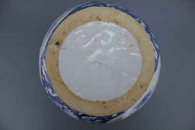 Important pot couvert en majolique hollandaise &agrave; la chinoiserie, probablement Haarlem, env. 1630