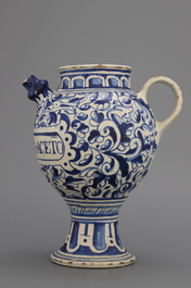 Chevrette en majolique d'Anvers, bleu et blanc, d&eacute;cor &agrave; foglie, env. 1580
