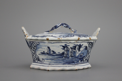 Beurrier en fa&iuml;ence de Delft, bleu et blanc, d&eacute;cor&eacute; de paysages, 18e