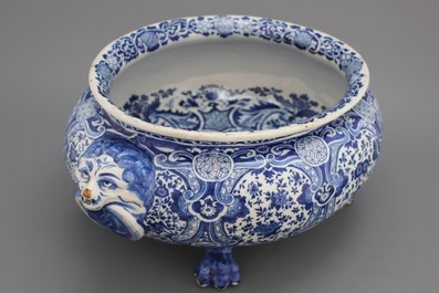 Rafraichissoir &agrave; vin &agrave; 4 pieds en fa&iuml;ence de Delft, d&eacute;cor bleu et blanc, Adrianus Cockx, fin 17e