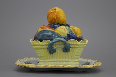 Beurrier en fa&iuml;ence de Delft, polychrome, en forme d'un panier &agrave; fruits, 18e