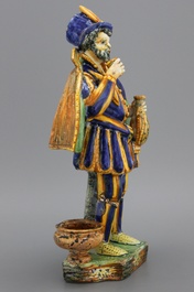 Uitzonderlijke figuur van een staande man, majolica uit Urbino, ca. 1570