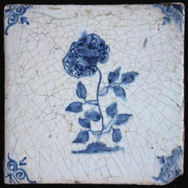 Lot de 4 carreaux en fa&iuml;ence de Delft, bleu et blanc, sc&egrave;nes divers, poss. Lille ou Gand, 17e
