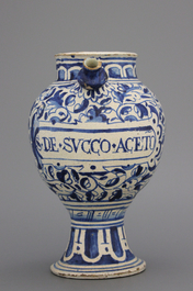 Chevrette en majolique d'Anvers, bleu et blanc, d&eacute;cor &agrave; foglie, env. 1580