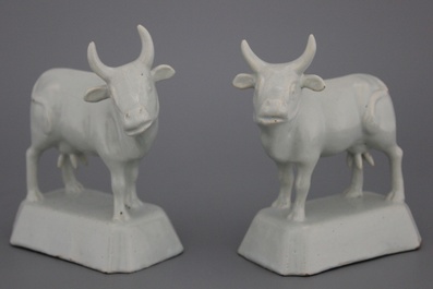 Paire de figures de vaches en fa&iuml;ence de Delft, monochrome blanc, 18e