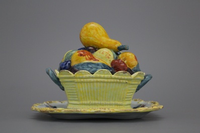 Beurrier en fa&iuml;ence de Delft, polychrome, en forme d'un panier &agrave; fruits, 18e