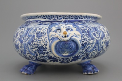 Rafraichissoir &agrave; vin &agrave; 4 pieds en fa&iuml;ence de Delft, d&eacute;cor bleu et blanc, Adrianus Cockx, fin 17e