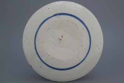 Plat en fa&iuml;ence de Delft, d&eacute;cor polychrome aux cailles, 17/18e