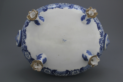 Rafraichissoir &agrave; vin &agrave; 4 pieds en fa&iuml;ence de Delft, d&eacute;cor bleu et blanc, Adrianus Cockx, fin 17e