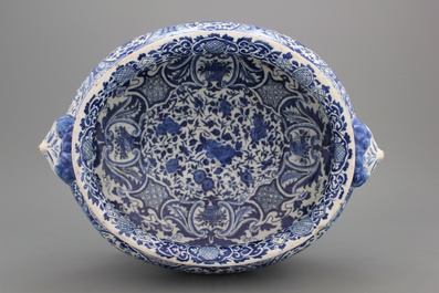 Rafraichissoir &agrave; vin &agrave; 4 pieds en fa&iuml;ence de Delft, d&eacute;cor bleu et blanc, Adrianus Cockx, fin 17e