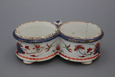 Porte huilier-vinaigrier en fa&iuml;ence de Delft dor&eacute;, 1705-1720