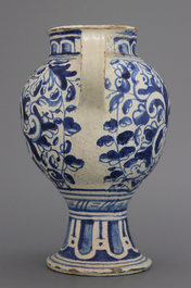 Chevrette en majolique d'Anvers, bleu et blanc, d&eacute;cor &agrave; foglie, env. 1580