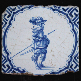 Lot de 15 carreaux en fa&iuml;ence de Delft, bleu et blanc, diff&eacute;rentes sc&egrave;nes de personnes, angles de type Wan-Li, 17e