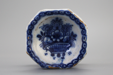 Saleron en fa&iuml;ence de Delft, d&eacute;cor bleu et blanc, 18e