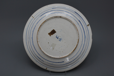 Twee grote polychrome Delftse borden, met vogels en bloemen, 17e eeuw