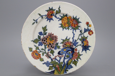 Plat en fa&iuml;ence de Delft, polychrome, d&eacute;cor floral, 17e