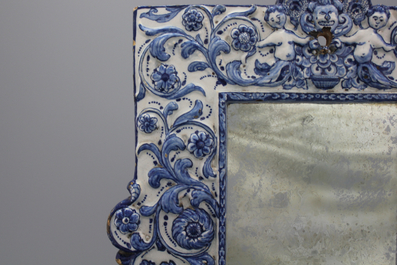 Important cadre de miroir rectangulaire en fa&iuml;ence de Delft, bleu et blanc, 1675-1685