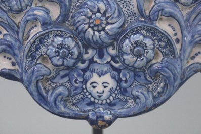Important cadre de miroir rectangulaire en fa&iuml;ence de Delft, bleu et blanc, 1675-1685