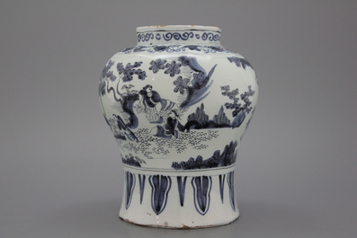 Vase balustre de style Transition en fa&iuml;ence de Delft, bleu et blanc, fin 17e