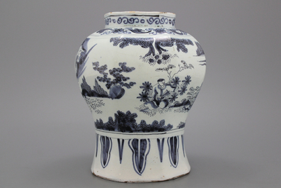 Vase balustre de style Transition en fa&iuml;ence de Delft, bleu et blanc, fin 17e