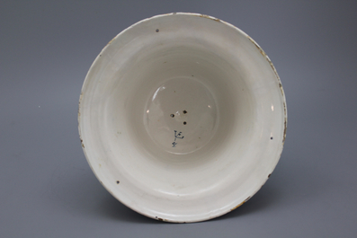 Cloche rare en fa&iuml;ence de Delft, bleu et blanc &agrave; la chinoiserie, Lambertus Van Eenhoorn, fin 17e