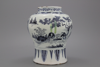 Vase balustre de style Transition en fa&iuml;ence de Delft, bleu et blanc, fin 17e