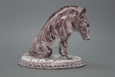 Mod&egrave;le de sanglier en fa&iuml;ence de Delft, mangan&egrave;se, marqu&eacute; AP, 19e