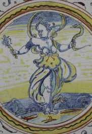 Impressionant plat Italien Deruta, aux dessins 'grotesques' (grotesschi') et d&eacute;cor de 'Prudencia', env. 1620
