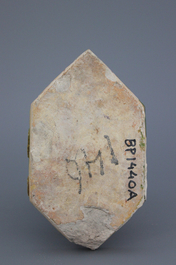Carreau hexagonal m&eacute;di&eacute;val, France, env. 1520