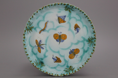 Plat en fa&iuml;ence de Bruxelles, d&eacute;cor papillons, 18e
