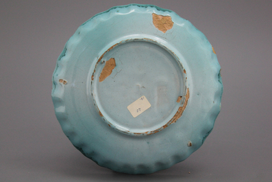 Plat en fa&iuml;ence de Bruxelles, d&eacute;cor papillons, 18e
