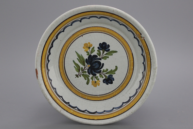 Plat en fa&iuml;ence de Bruxelles, d&eacute;cor floral, 19e