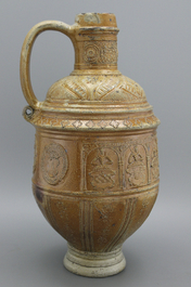 Cruche h&eacute;raldique impressionnant dit 'k&uuml;rfurstenkrug' en gr&egrave;s de Raeren, dat&eacute;e 1609