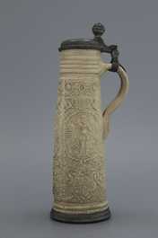 Cruche en gr&egrave;s dit 'schnelle', montures en &eacute;tain, Siegburg, dat&eacute;e 1589
